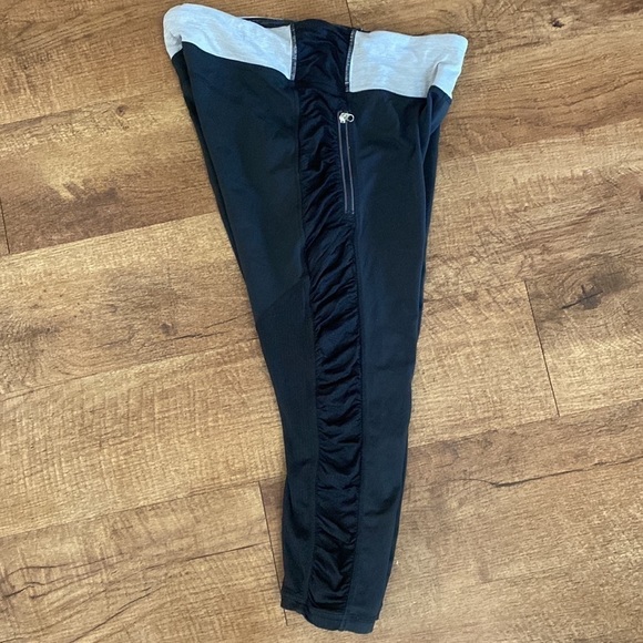 lululemon black white, gray yoga pants with rouching down the sides & pockets.4 - Picture 4 of 11